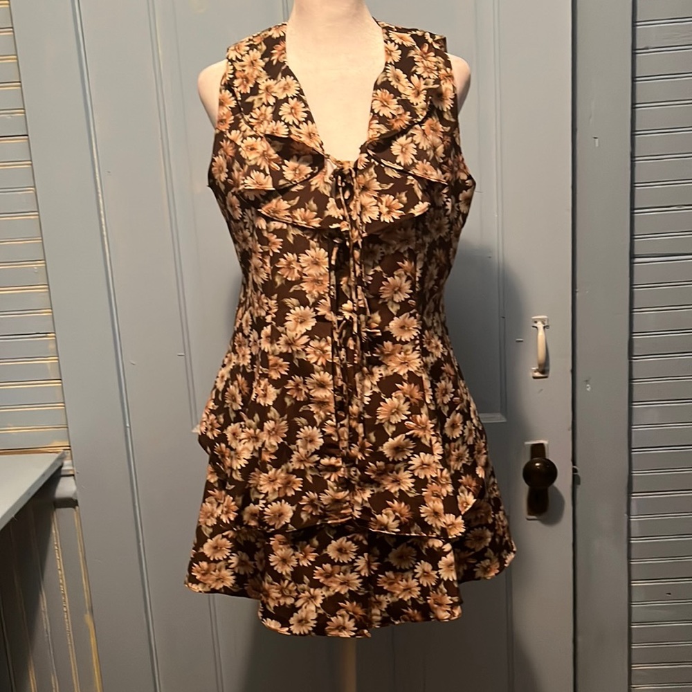 2 piece Skorts brown flower set. Top has ruffled collar. Skorts has buttons
